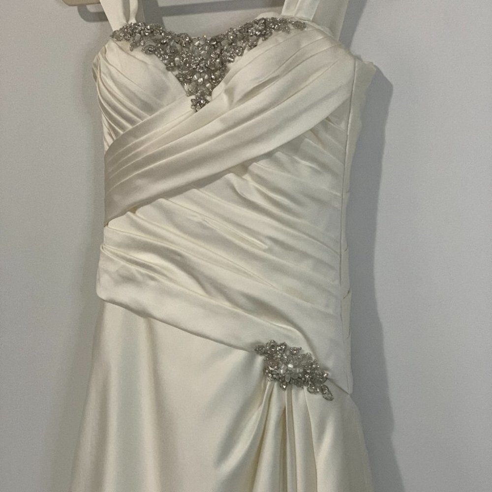 BEAUTIFUL Lace Up Off Shoulder Wedding Dress | Corset Back | A-Line Tulle Gown - Picture 3 of 15